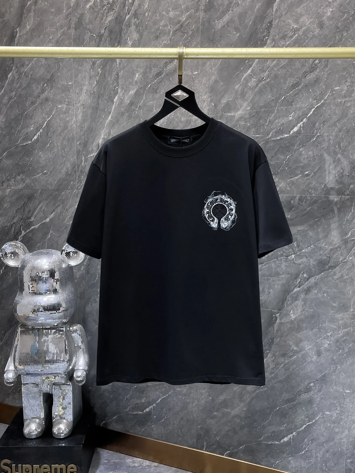 P166 New Chrome Hearts 25ss for summer. High-weight, environmentally friendly and high-quality top-grade fabric. 280g. Crocodile Sanskrit cross embroidery. Hand-painted short-sleeved. Vacuum embroidery method! Heavy embroidery! ! ! Tens of thousands of needles! ! Counter synchronization 1:1 replica version Recommended color: black white Code number: S, M, L, XL